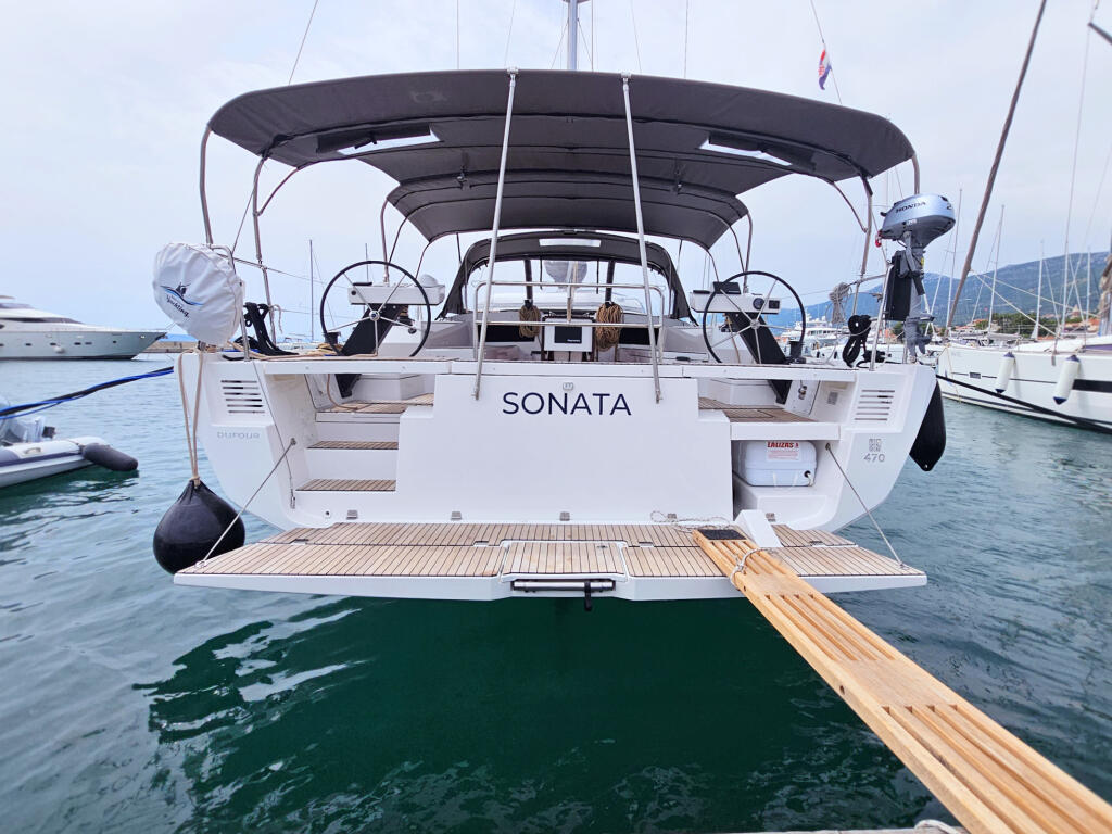 Sailing yacht 