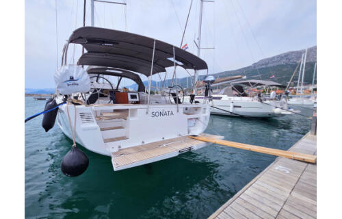 Sailing yacht 