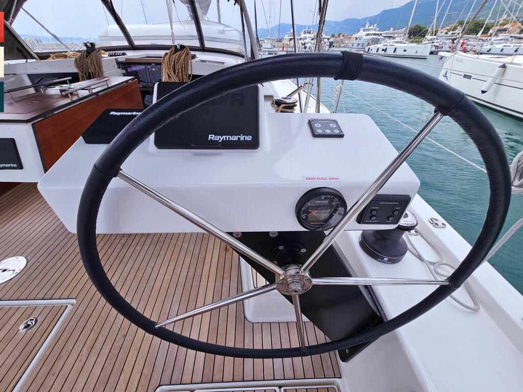 Sailing yacht 