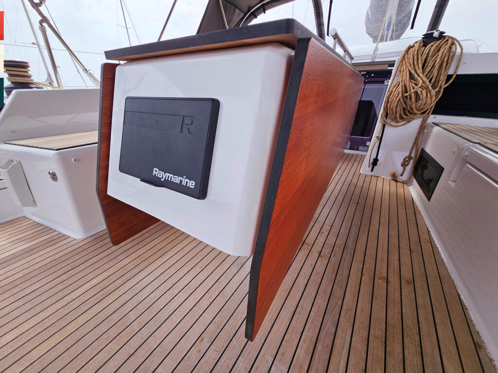 Sailing yacht 