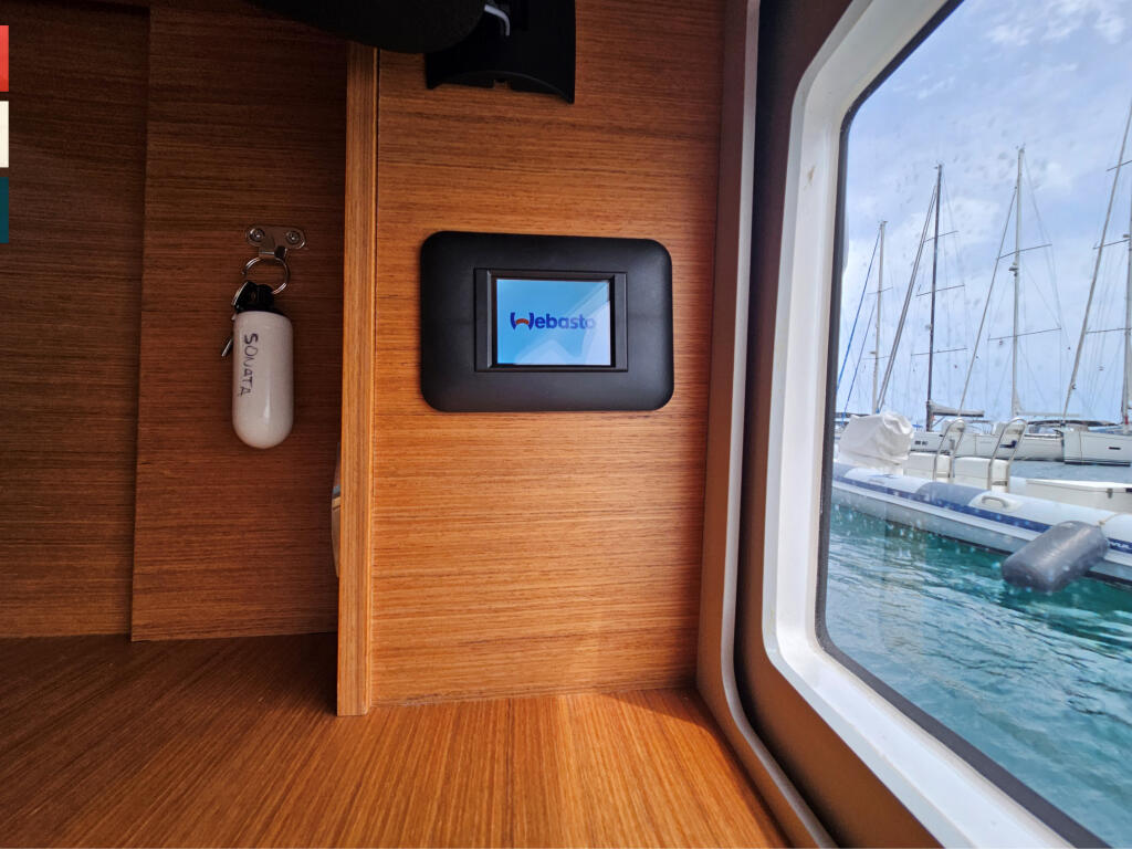 Sailing yacht 