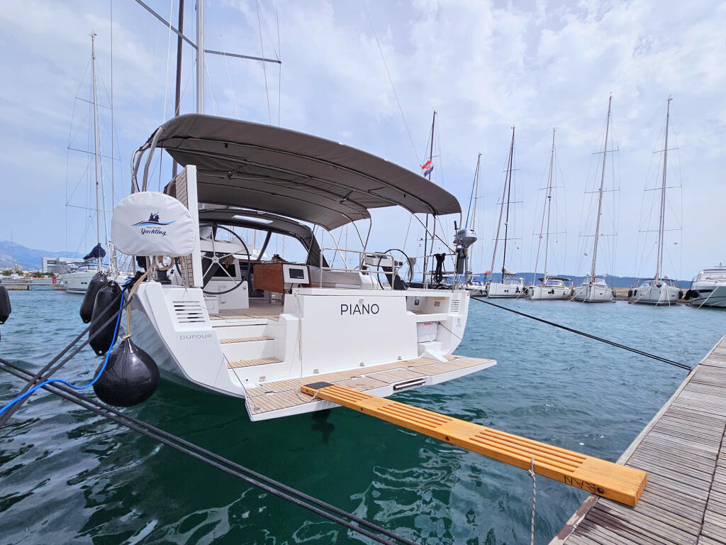 Sailing yacht 
