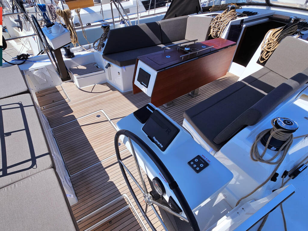 Sailing yacht 