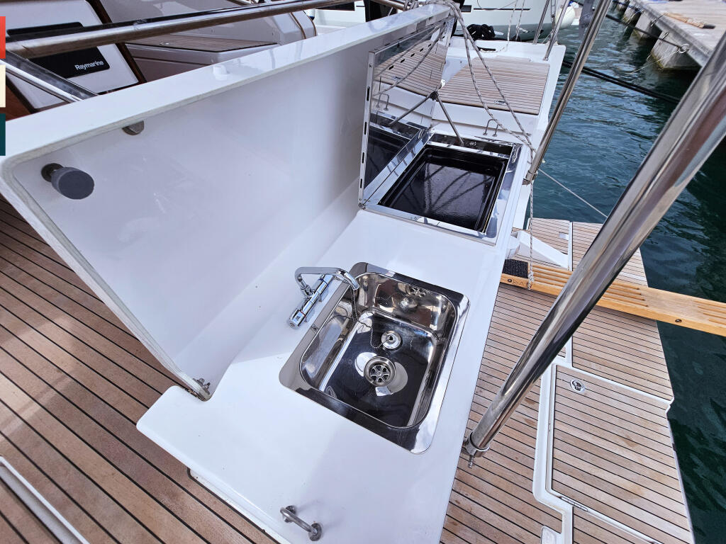 Sailing yacht 