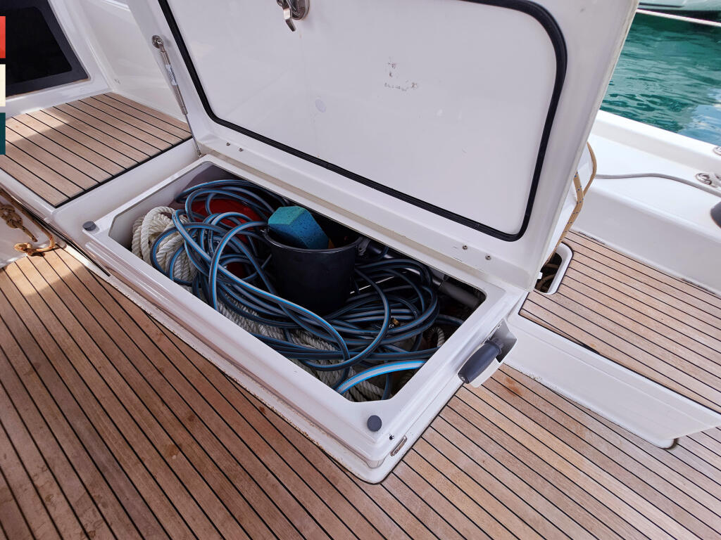 Sailing yacht 