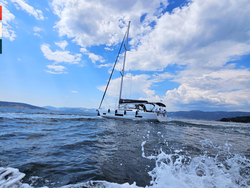 Sailing yacht 