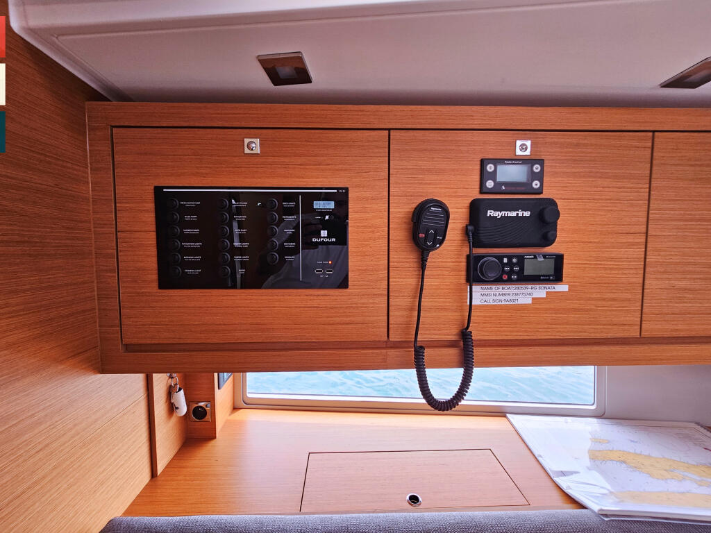 Sailing yacht 