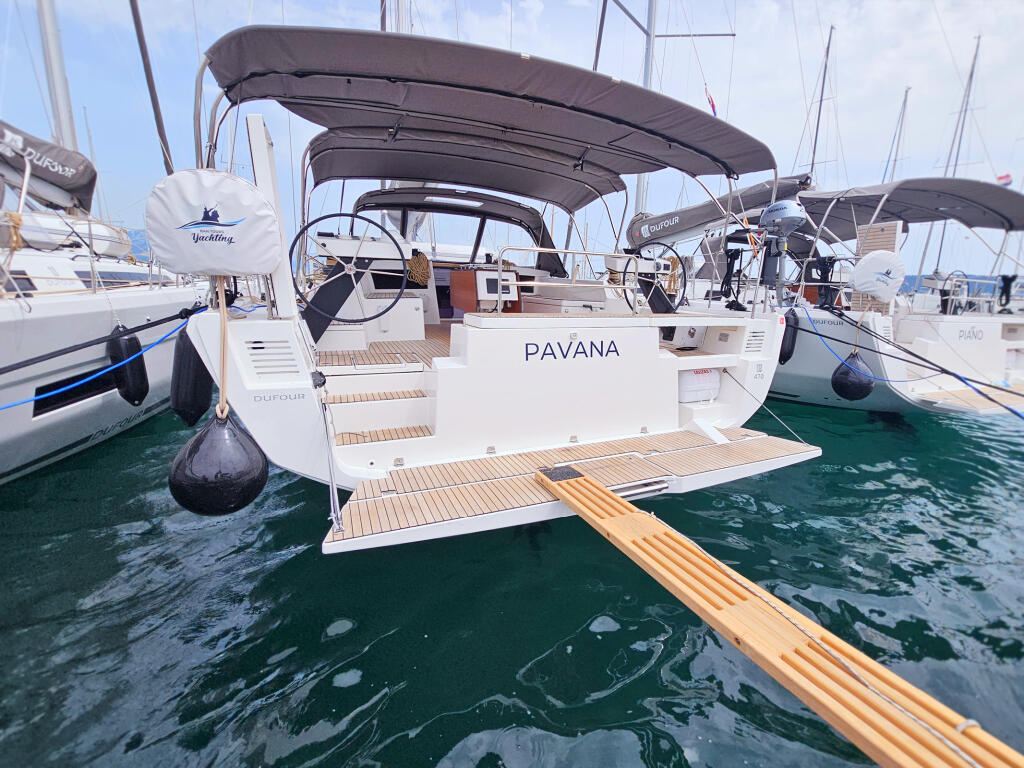 Sailing yacht 