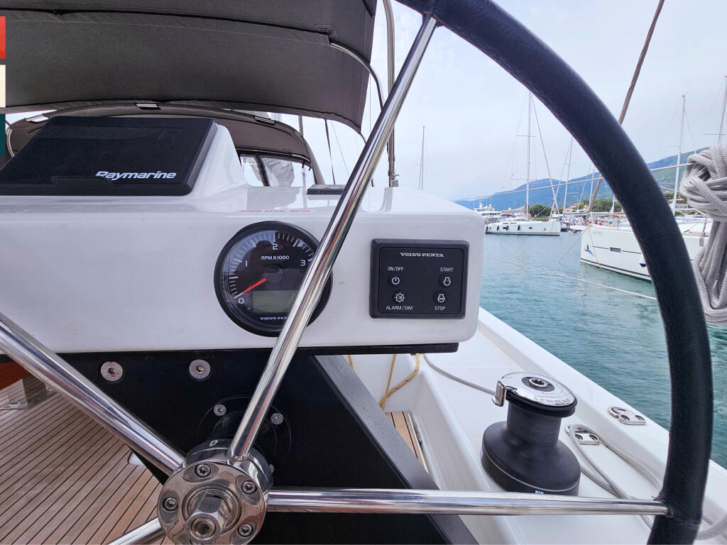 Sailing yacht 