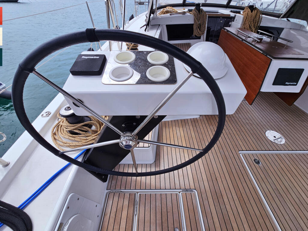 Sailing yacht 