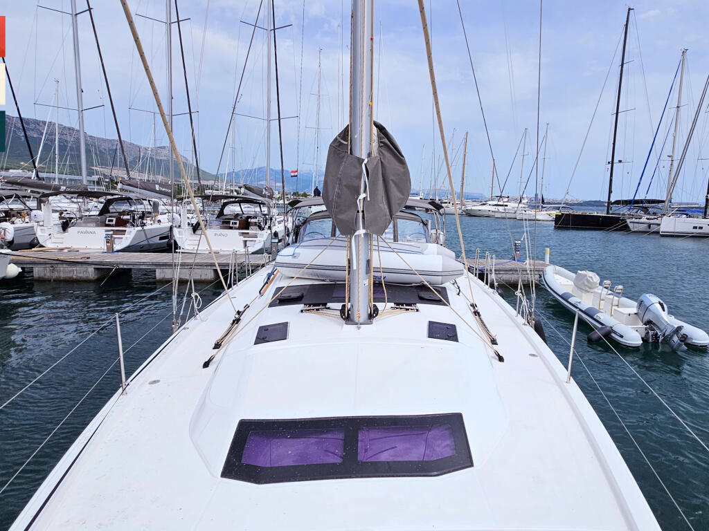 Sailing yacht 