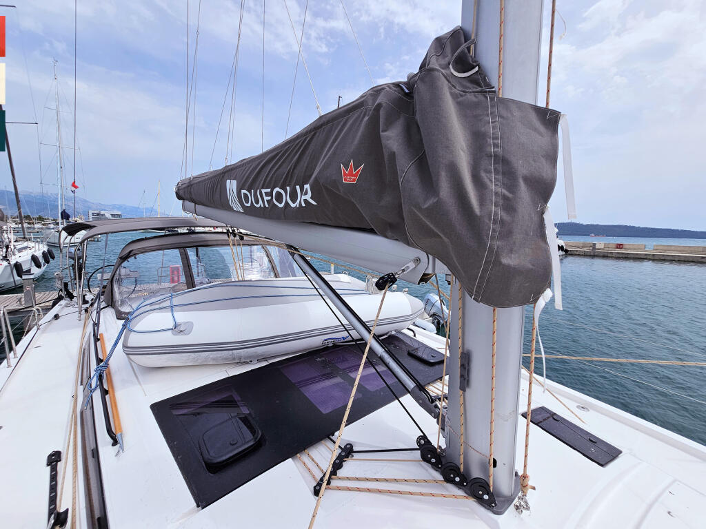 Sailing yacht 