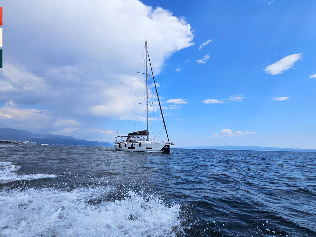 Sailing yacht 