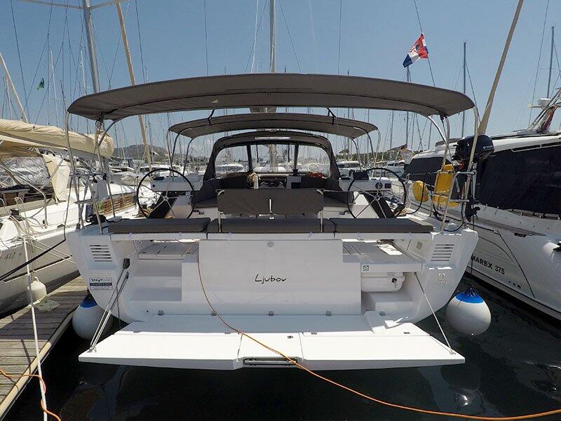 Sailing yacht 