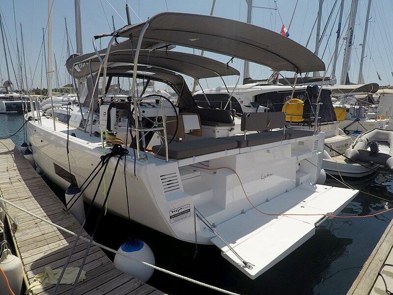 Sailing yacht 