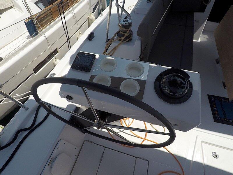 Sailing yacht 