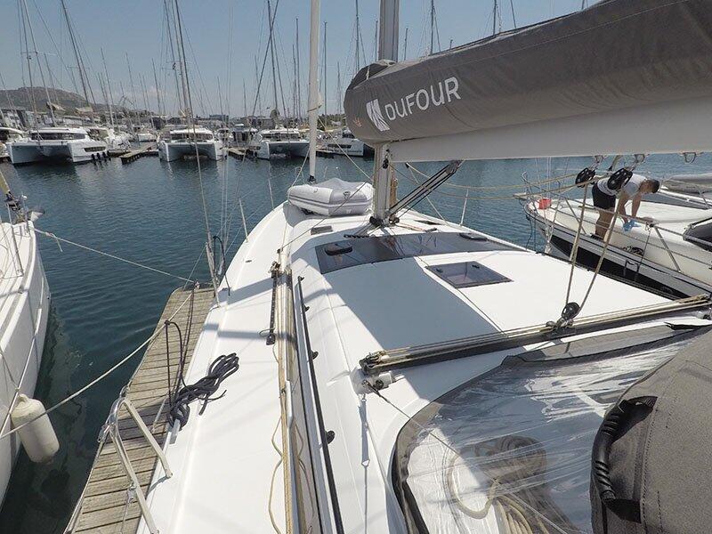 Sailing yacht 