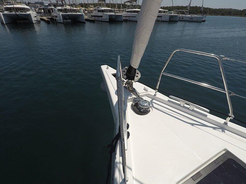 Sailing yacht 