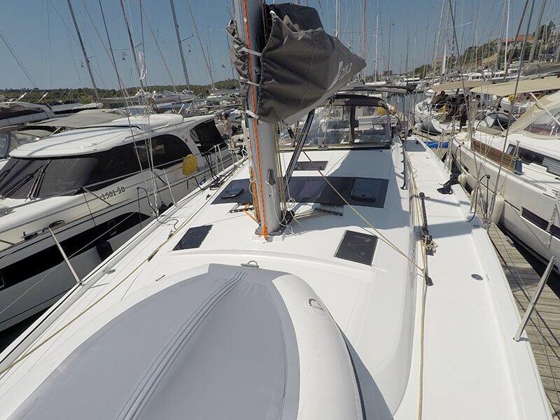Sailing yacht 