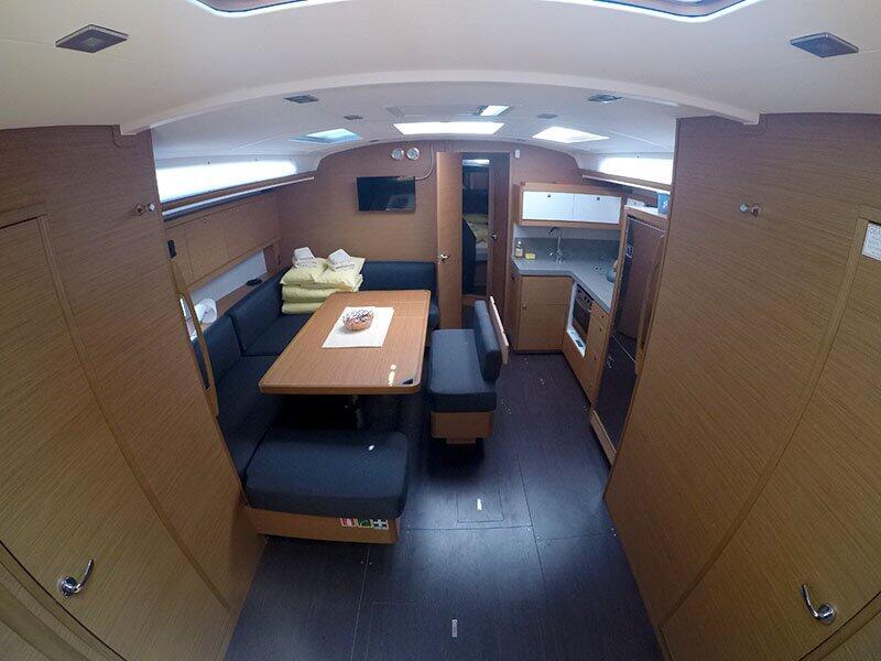 Sailing yacht 
