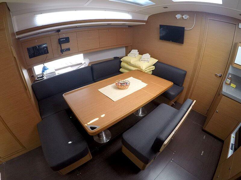 Sailing yacht 