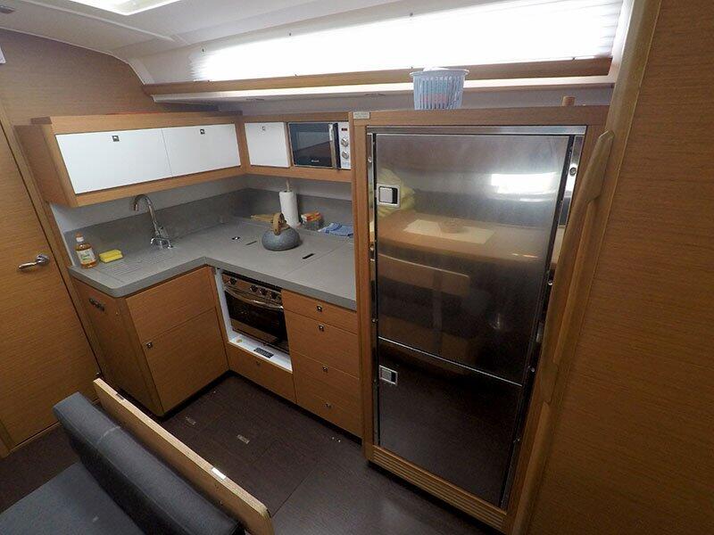 Sailing yacht 