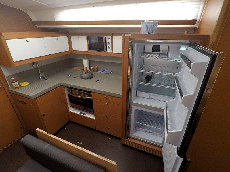 Sailing yacht 