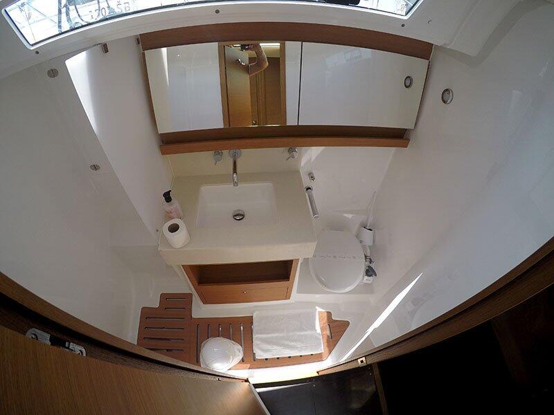Sailing yacht 