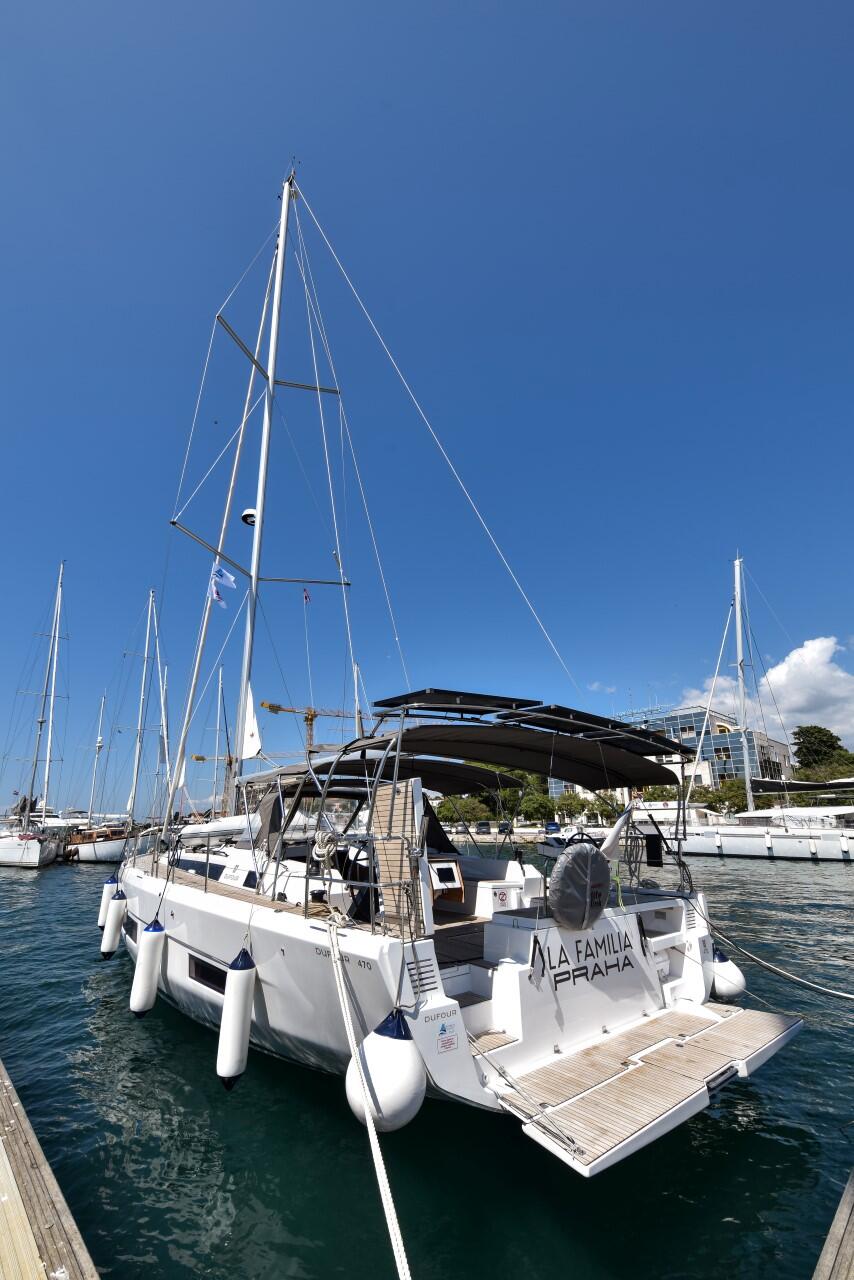 Sailing yacht 