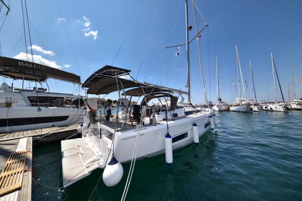 Sailing yacht 
