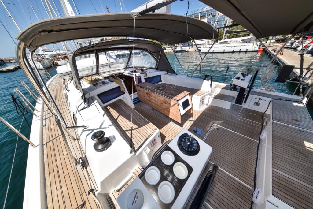 Sailing yacht 