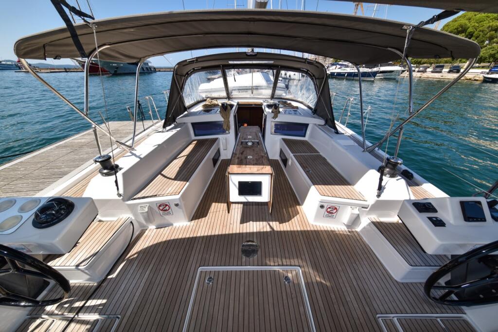 Sailing yacht 