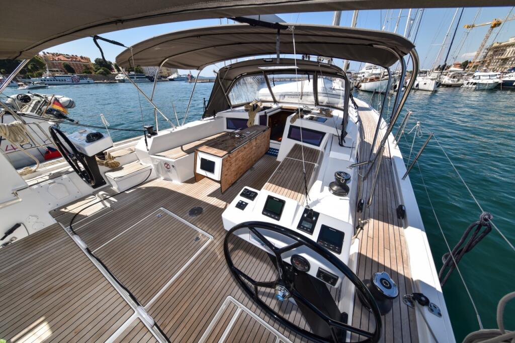 Sailing yacht 