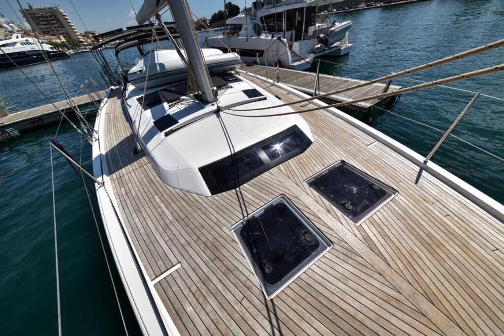Sailing yacht 