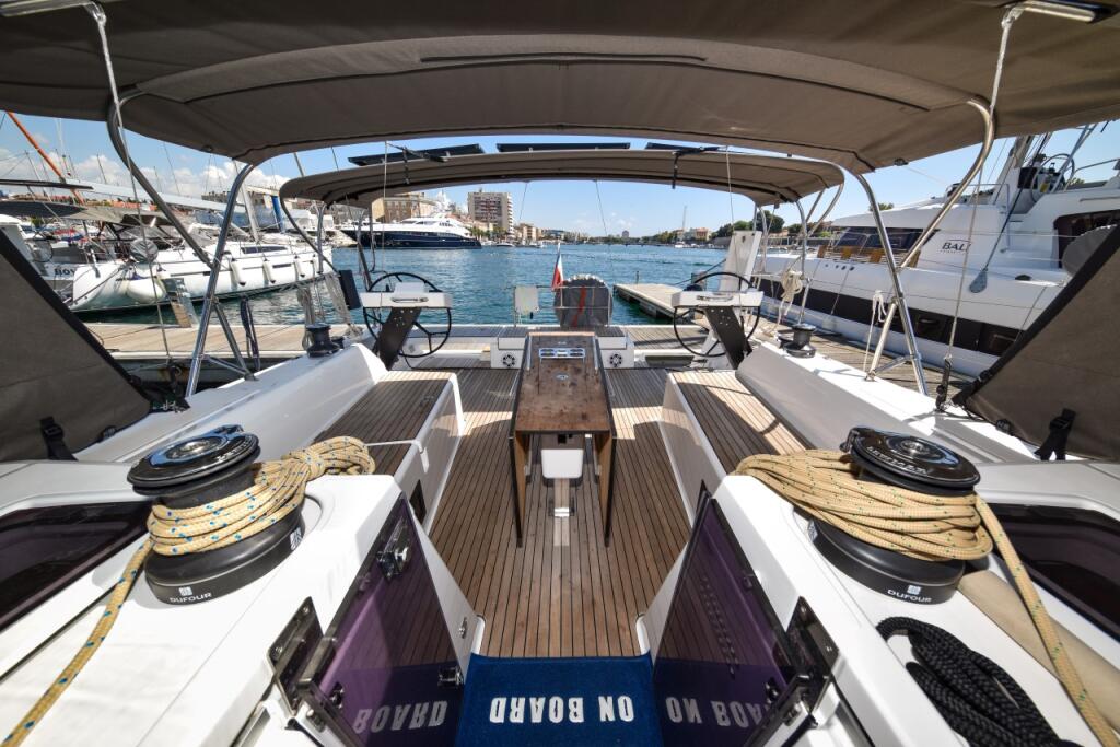 Sailing yacht 