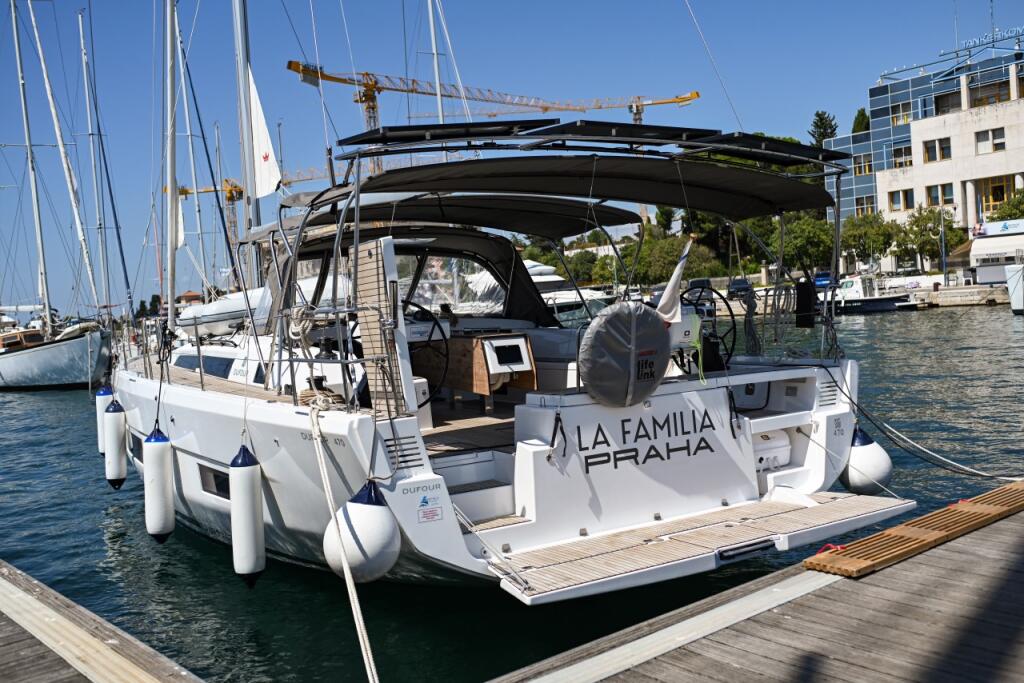 Sailing yacht 