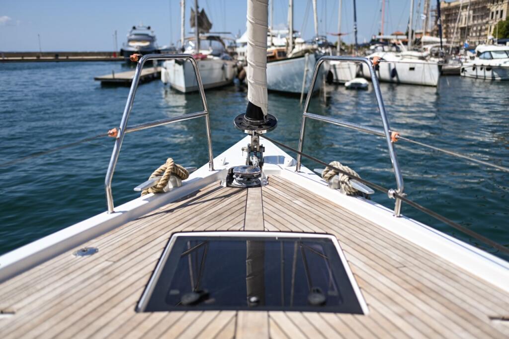 Sailing yacht 