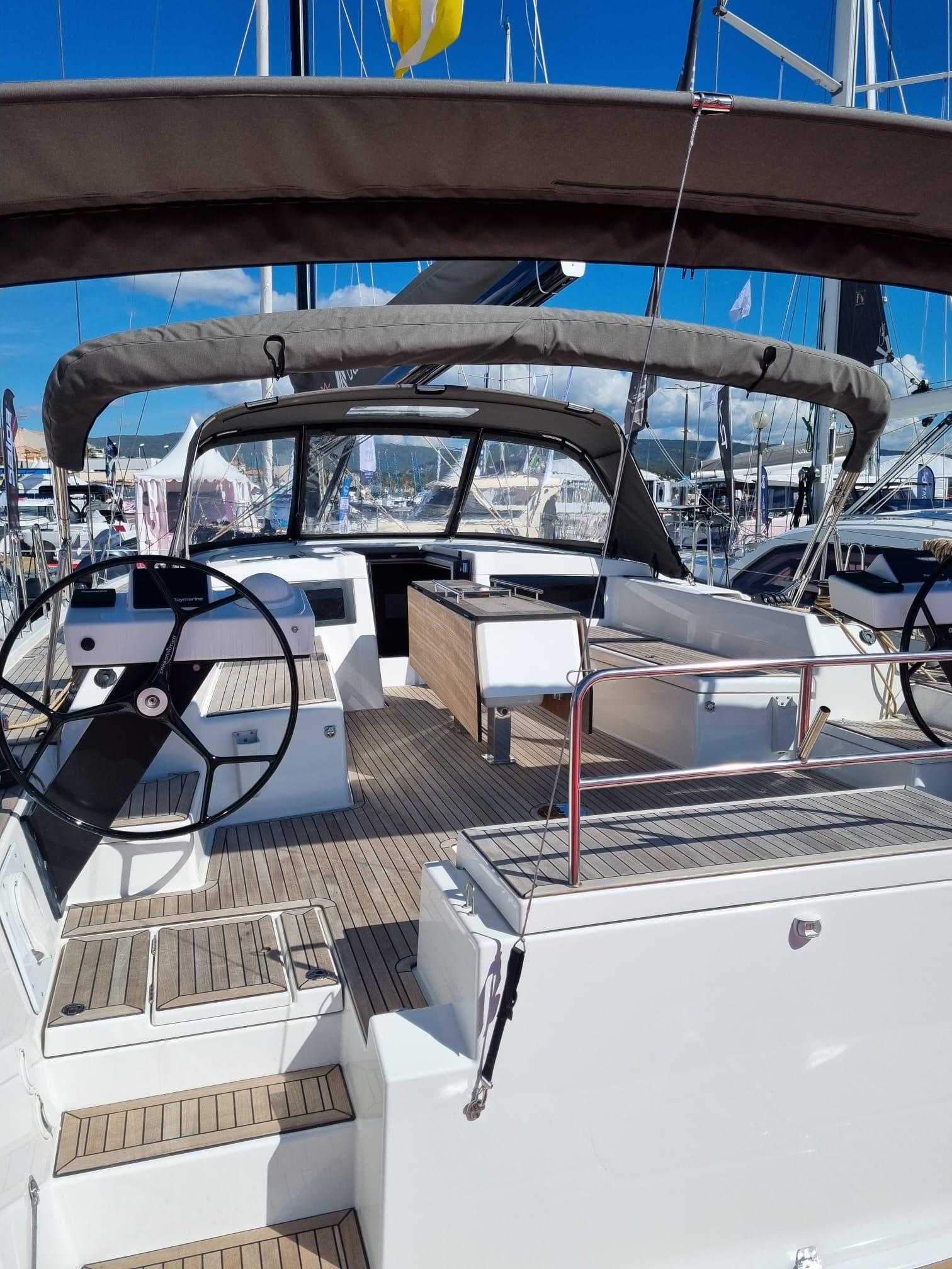 Sailing yacht 