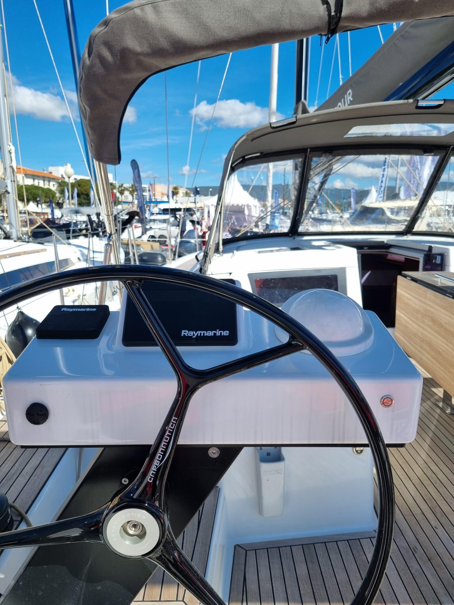 Sailing yacht 