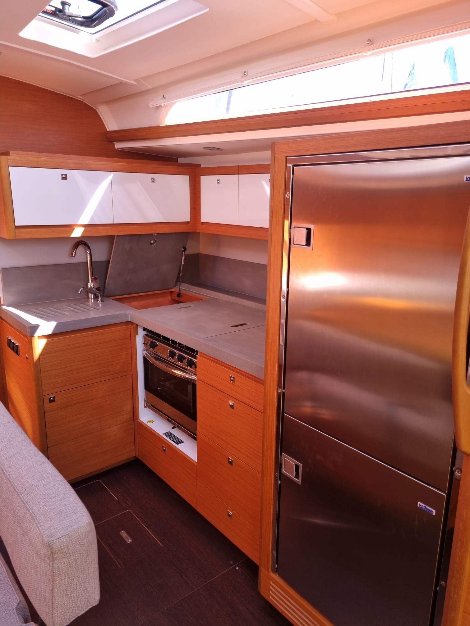Sailing yacht 