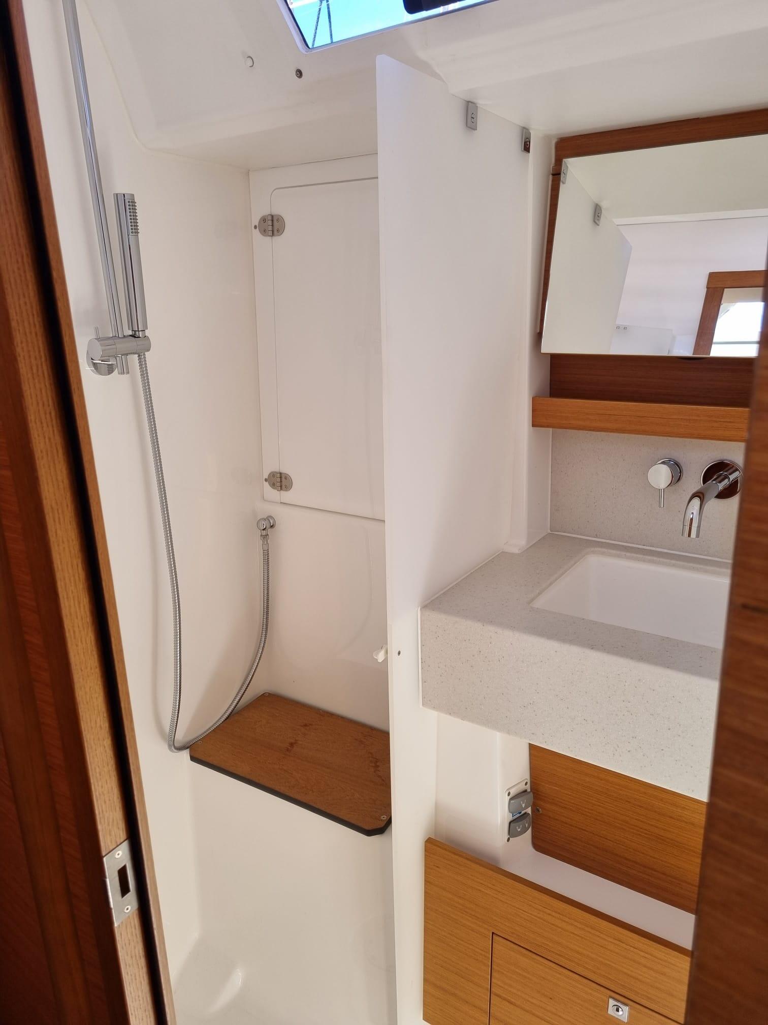 Sailing yacht 