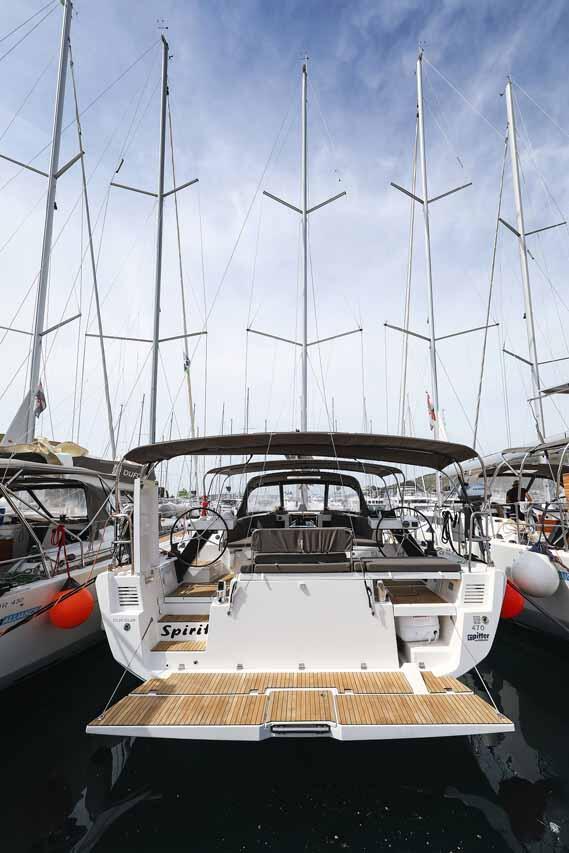 Sailing yacht 