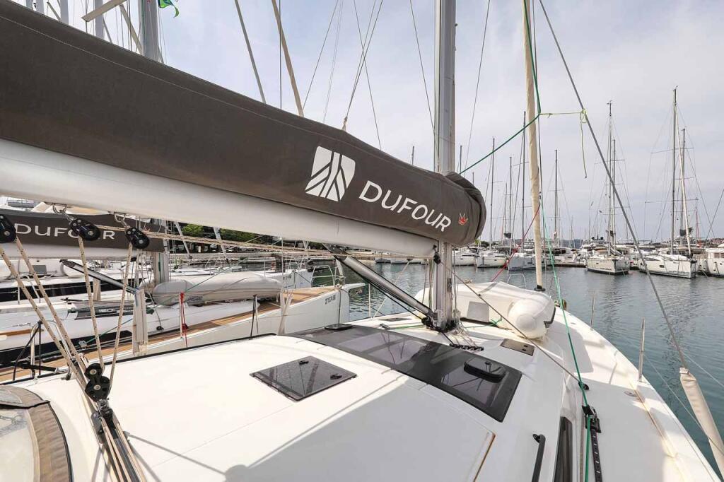 Sailing yacht 