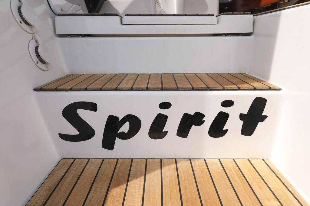 Sailing yacht 