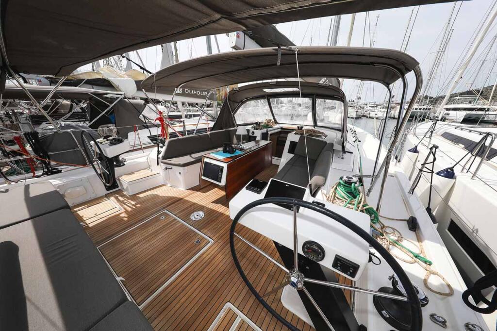 Sailing yacht 