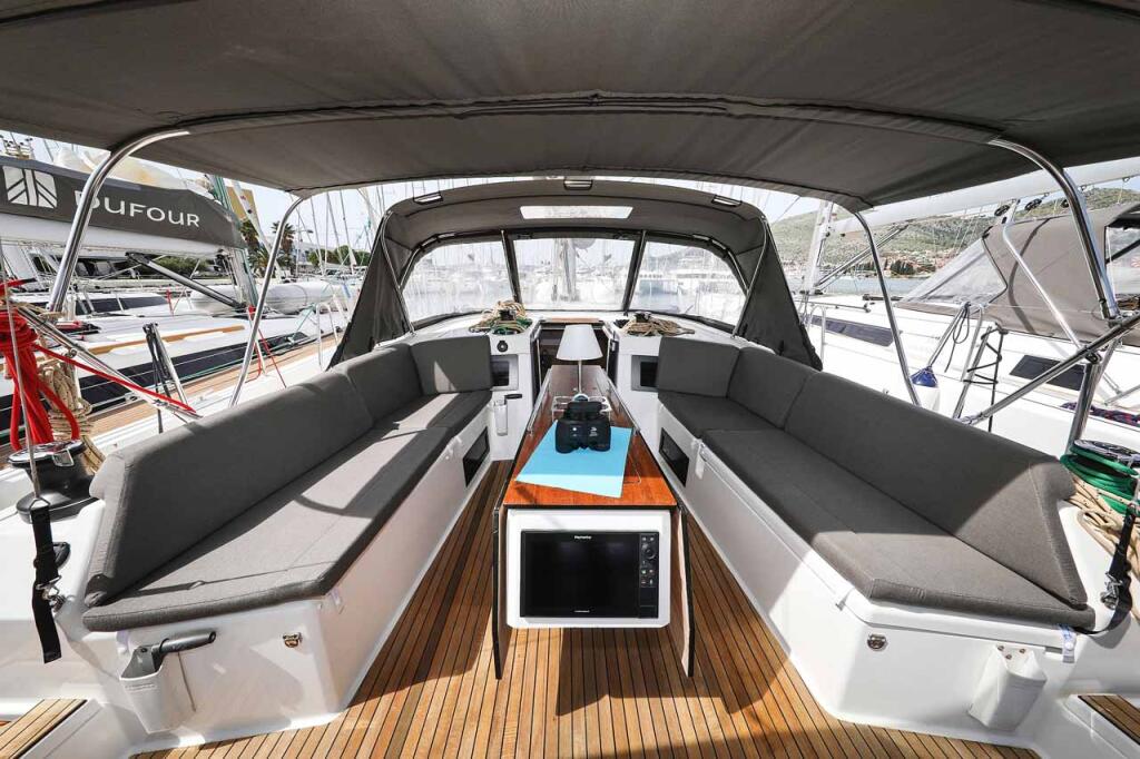 Sailing yacht 