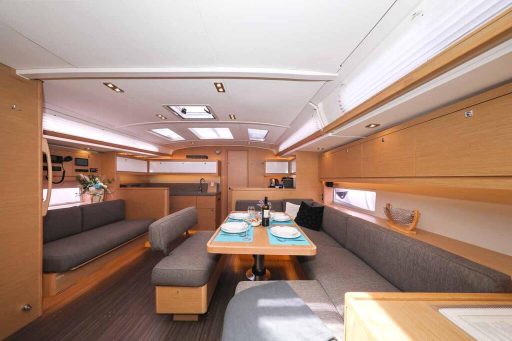 Sailing yacht 