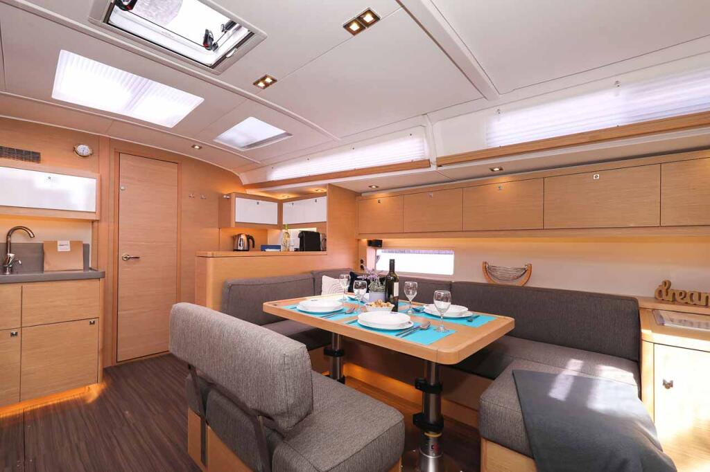 Sailing yacht 