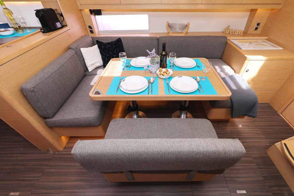 Sailing yacht 