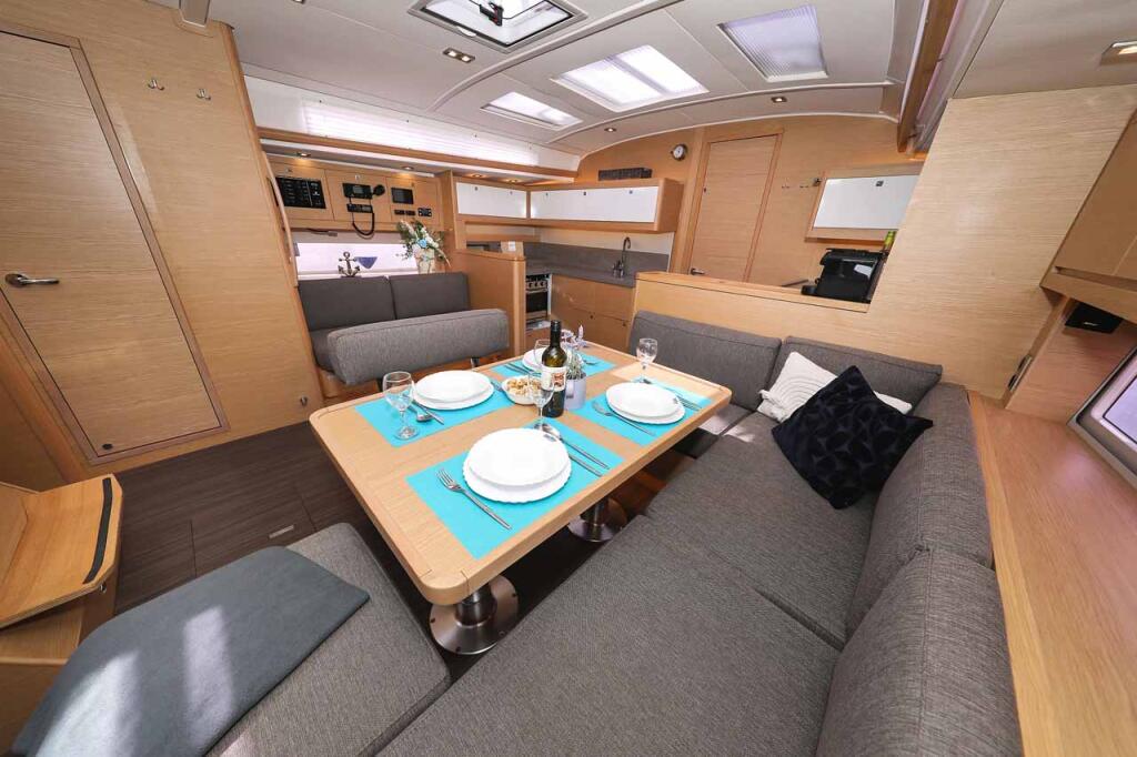 Sailing yacht 